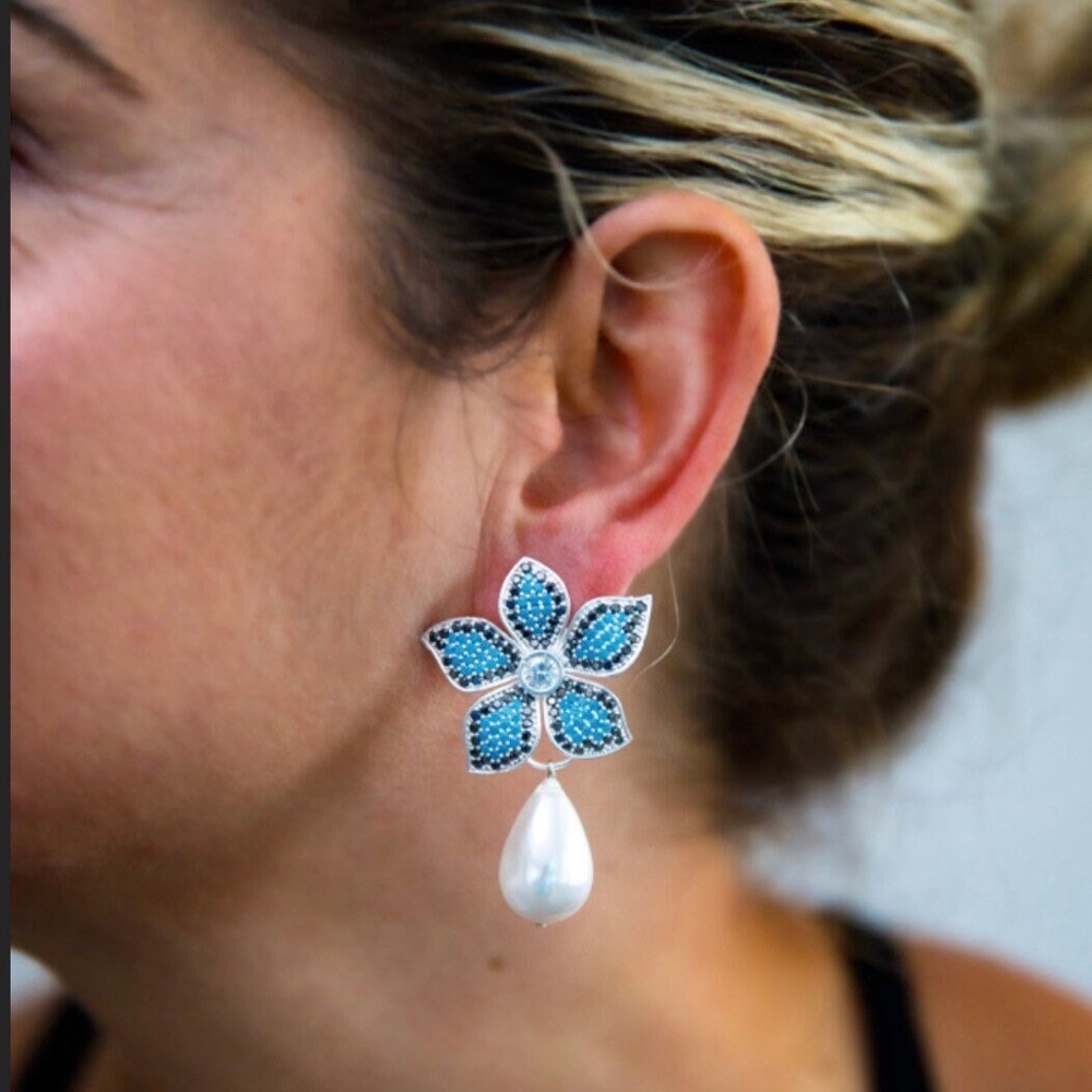 Turkuaz black and white zircon  flower earrings